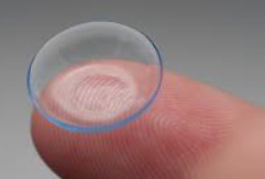 คอนแทคเลนส์ รายวัน vs รายเดือน ต่างกันอย่างไร และควรเลือกแบบไหนดีกว่ากัน?